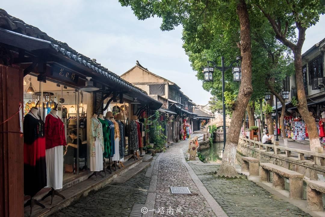 此人曾是“洪帮”二把手,去世后9万人送葬,出动数十万警察维稳